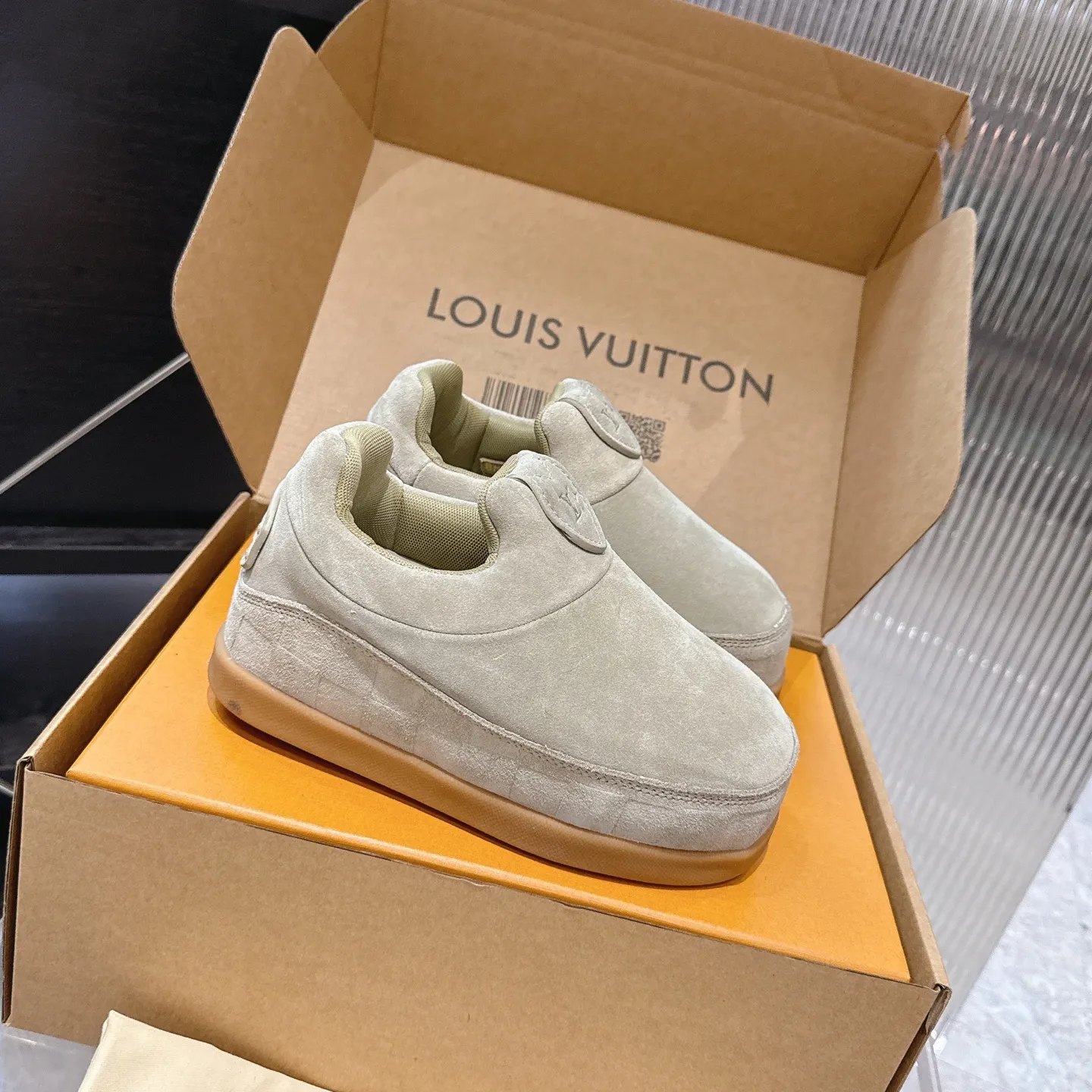 [L Family] P: 740💰 Couple model, size: women 35-41 (customized at 41 for women), 39-46 for men (customized at 45.46) The 2025 iteration of this Time Out sneaker, couple model, LV co-branded nigo, donkey brand, Louis Vuitton, ugly, cute😍Many Internet celebrities have shown off their feet, a classic and versatile item. Fabric: Imported high mercerized cow suede. Lining: high-grade elastic mesh, outsole: original molded outsole, palm print rubber outsole with hidden L letter and Monongram flower.